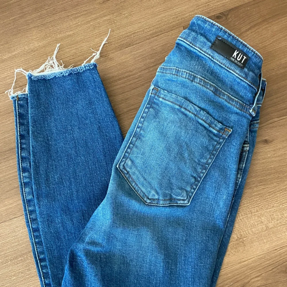 Kut from the Kloth Women's "Connie" Skinny Jeans Size 0 - Picture 6 of 8
